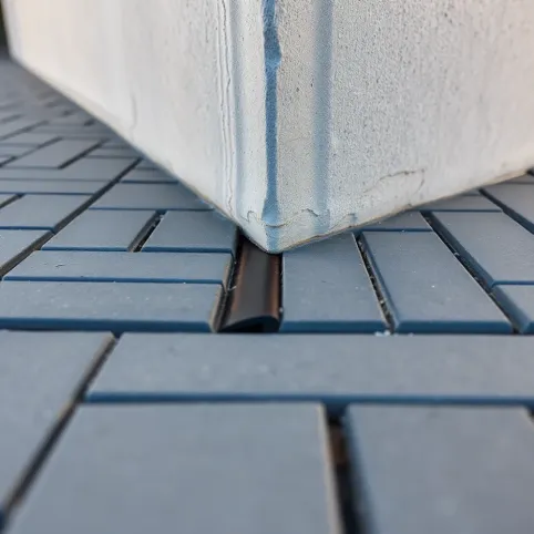 Dylatacja kostki brukowej od ściany