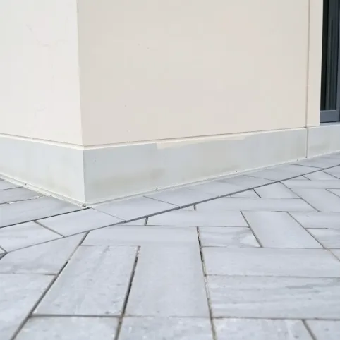 Kostka brukowa przy elewacji