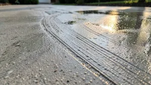 Podjazd z betonu szczotkowanego