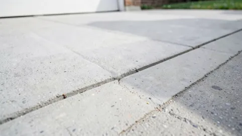 Połączenie posadzki garażu z podjazdem